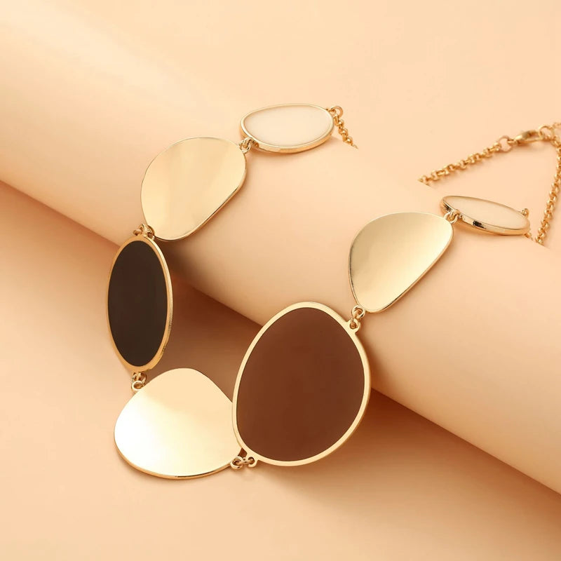 Vintage Exaggerated Round Pendant Choker Necklaces for Women Boho Golden Chains Big Wafer Dangle Statement Necklace Fine Jewelry