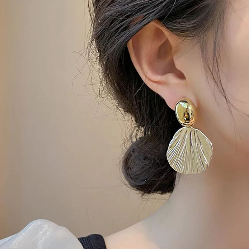 Classic Fashion Glossy Earrings Women Simple Korean White Shell Flower Earrings Temperament Light Luxury Jewelry Gift