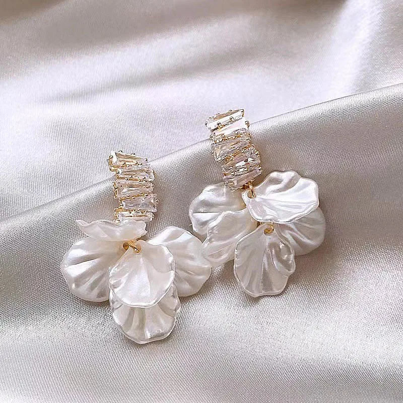 Classic Fashion Glossy Earrings Women Simple Korean White Shell Flower Earrings Temperament Light Luxury Jewelry Gift