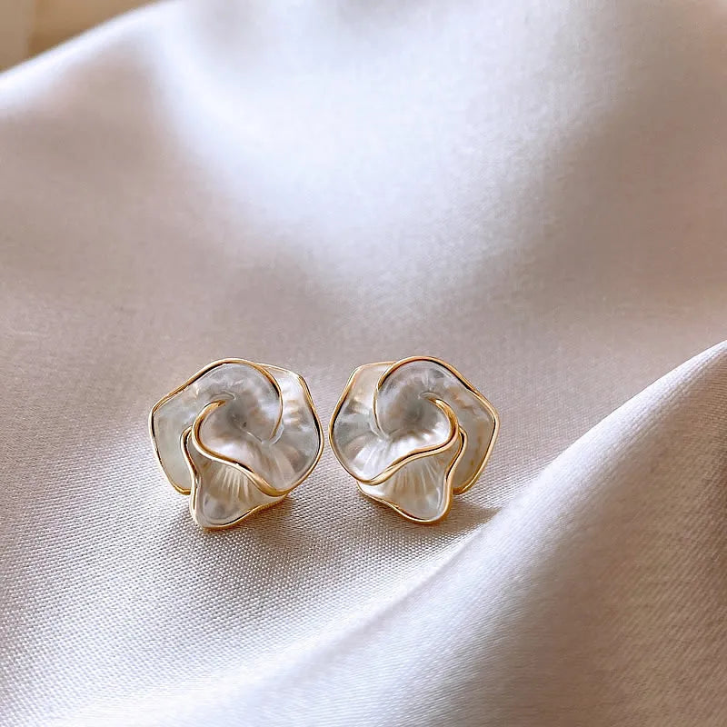 White Enamel Flower Stud Earrings for Women Folded Unique Design Multi-layers Floral Female Small Earrings 2024 new brincos