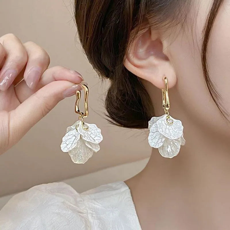 Classic Fashion Glossy Earrings Women Simple Korean White Shell Flower Earrings Temperament Light Luxury Jewelry Gift