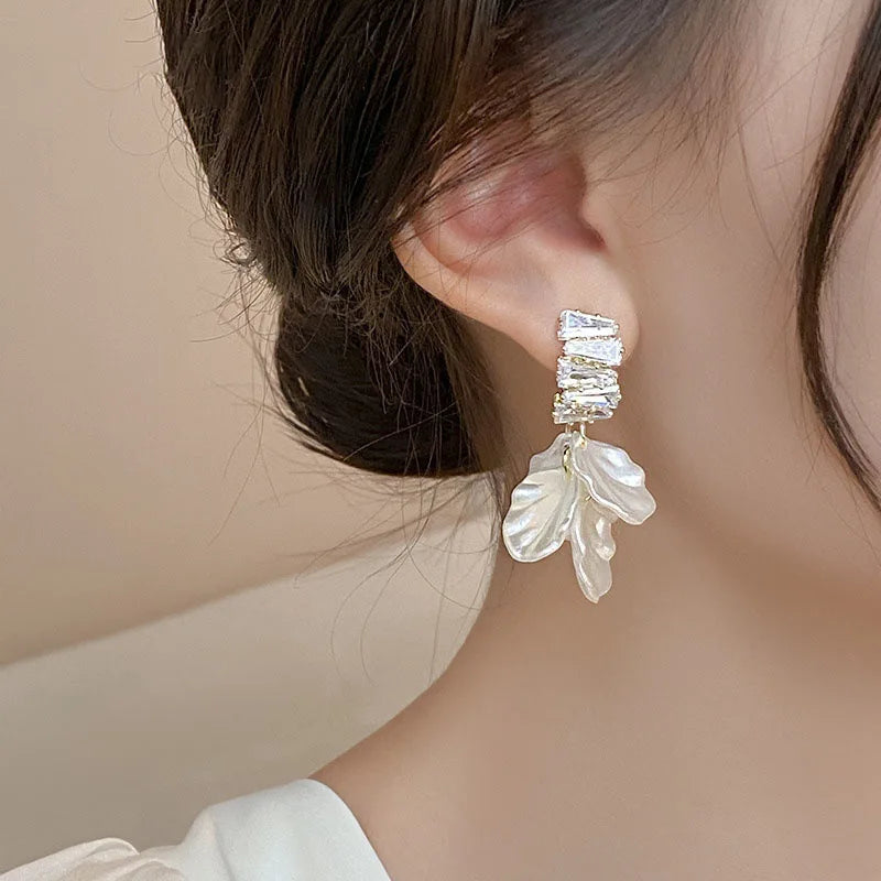 Classic Fashion Glossy Earrings Women Simple Korean White Shell Flower Earrings Temperament Light Luxury Jewelry Gift