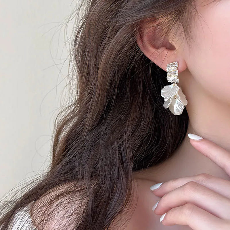 Classic Fashion Glossy Earrings Women Simple Korean White Shell Flower Earrings Temperament Light Luxury Jewelry Gift