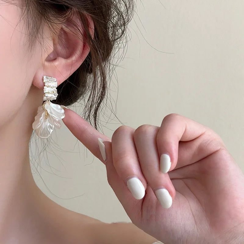 Classic Fashion Glossy Earrings Women Simple Korean White Shell Flower Earrings Temperament Light Luxury Jewelry Gift