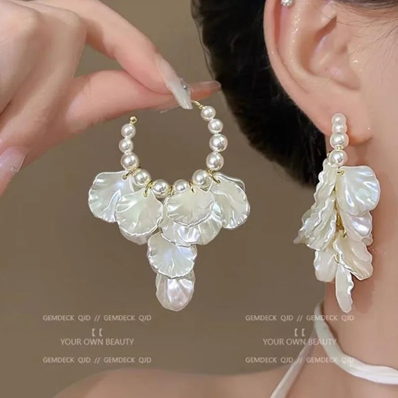 Classic Fashion Glossy Earrings Women Simple Korean White Shell Flower Earrings Temperament Light Luxury Jewelry Gift